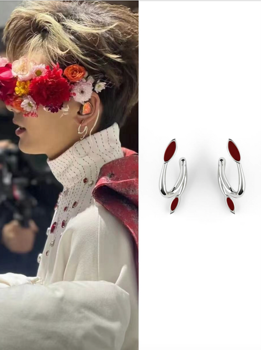 Chinese singer Zheng Runze wore MAVERICK EDEN Out Of Order series earrings and a ring during his 2023 concert tour.